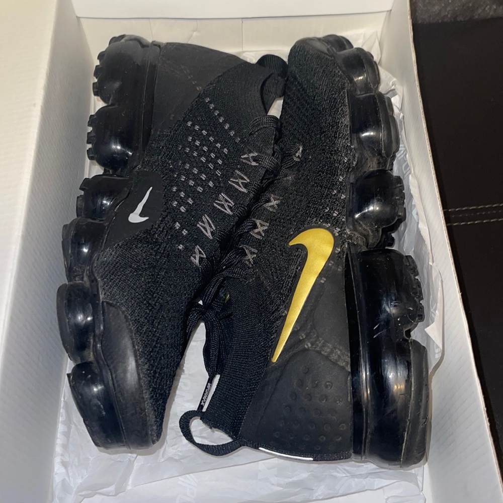 Nike Women Air Vapormax Flyknit 2 (black/metallic gold)